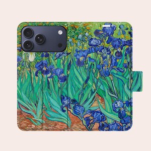 Può includere: Una custodia rettangolare per telefono con una riproduzione del dipinto Iris di Vincent van Gogh. Il design mostra vivaci iris blu con foglie e steli verdi su uno sfondo strutturato color arancio-marrone, con un ritaglio nero per la fotocamera.