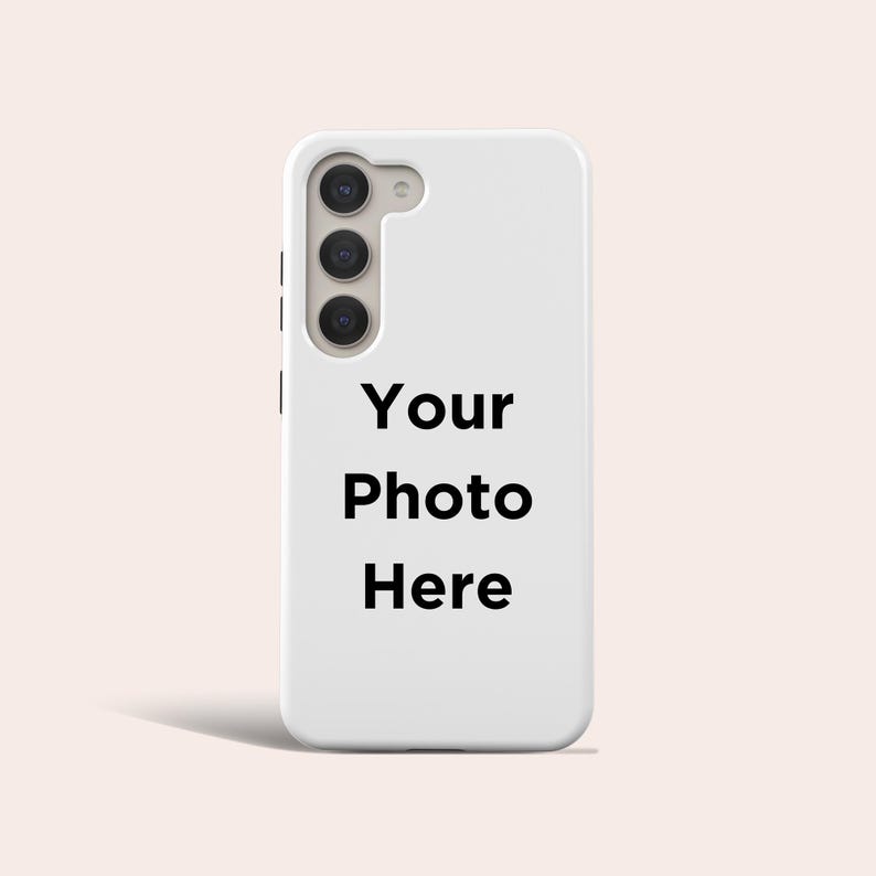 K&ouml;nnte beinhalten: Wei&szlig;es Smartphone-Case mit einem Ausschnitt f&uuml;r eine Dreifach-Kamera und dem Text "Your Photo Here" in Schwarz. Die H&uuml;lle ist f&uuml;r ein Mobiltelefon konzipiert.