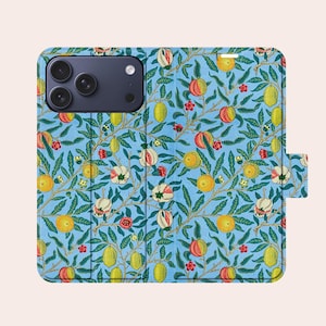 Op de afbeelding: Een blauwe telefoonhoes met een kleurrijk botanisch patroon met sinaasappels, citroenen en witte bloemen. Het ontwerp bevat groene bladeren en rode accenten. De hoes heeft een portemonnee-achtig ontwerp met een magnetische sluiting.