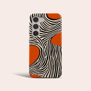 Puede incluir: Una funda de teléfono con un diseño abstracto. Presenta líneas onduladas negras y crema, y tres grandes formas naranjas. La funda tiene un módulo de cámara con tres lentes.