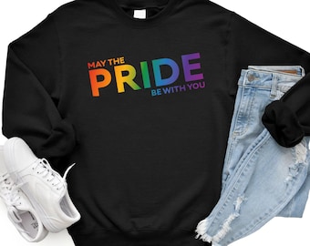 Puede incluir: Sudadera negra con un gráfico "PRIDE" de colores arcoíris y el texto "MAY THE PRIDE BE WITH YOU".