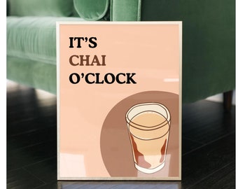 Pode incluir: Uma impressão de arte retangular com fundo em tom pêssego claro e o texto preto IT'S CHAI O'CLOCK. Abaixo do texto, há uma ilustração estilizada de um copo com uma bebida castanho-clara sobre uma forma circular de cor castanho-escura.