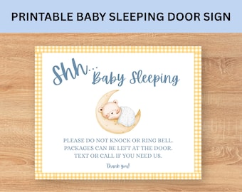 Pode incluir: Uma placa de porta retangular imprimível com uma borda xadrez vichy amarela e branca. O texto diz Shh... Baby Sleeping, Please do not knock or ring bell, Packages can be left at the door, Text or call if you need us, Thank you! Um urso dorme em uma lua crescente.