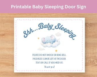 Pode incluir: Uma placa de porta retangular imprimível com uma borda de pontos rosa claro. Apresenta um elefante azul dormindo em uma nuvem, estrelas amarelas e o texto: Shh... Baby Sleeping. PLEASE DO NOT KNOCK OR RING BELL. PACKAGES CAN BE LEFT AT THE DOOR. TEXT OR CALL IF YOU NEED US. Thank you!