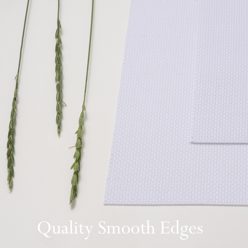 K&ouml;nnte beinhalten: Wei&szlig;er Canvas-Stoff mit einer glatten, gleichm&auml;&szlig;igen Textur und wei&szlig;em Hintergrund. Der Text "Quality Smooth Edges" ist unter dem Stoff gedruckt.