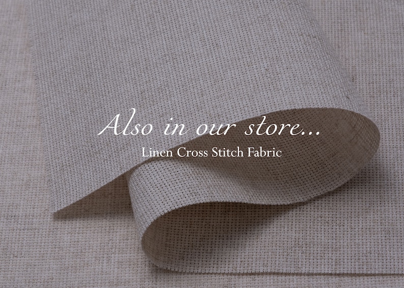 K&ouml;nnte beinhalten: Nahaufnahme eines beigefarbenen Leinenstoffs mit gewebter Struktur. Der Stoff ist &uuml;ber sich selbst gefaltet und der Text "Also in our store... Linen Cross Stitch Fabric" ist sichtbar.