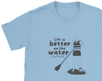 La vita è migliore sull'acqua SUP T-shirt, regalo tavola da surf Stand Up Paddleboarding, maglietta paddle board per donne pagaiatrici
