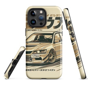 Op de afbeelding: Een beige iPhone-hoesje met een zwart-witte illustratie van een auto. De auto heeft een kentekenplaat met de tekst "1-83". Het hoesje bevat ook Japanse tekst die als volgt luidt: "2目グ画館ナプラ≫ Eンヨン ラブ フン! フェ 12-03 警動毛穴イーズラミフペデン".