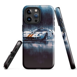 Pode incluir: Uma capa de telefone preta com um carro de corrida azul e branco em um fundo desfocado. A capa tem um recorte para a câmera e uma borda elevada ao redor das bordas.