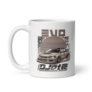 Może przedstawiać: Biały ceramiczny kubek z grafiką srebrnego samochodu sportowego, słowem "EVO" w brązowych literach blokowych, japońskimi znakami i wzorem słońca. Kubek ma zakrzywiony uchwyt.