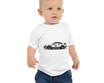 Puede incluir: Una camiseta blanca para bebé con una ilustración en blanco y negro de un coche de carreras blanco con el número 21 en el lateral.