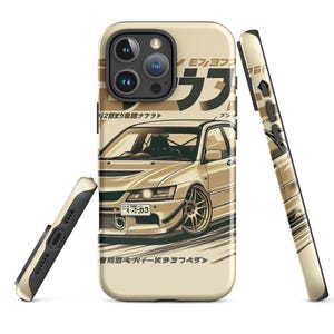 May include: A beige iPhone case featuring a white and brown illustration of a car. The car has a Japanese number plate that reads "1-83". The case includes Japanese text that reads "マ目グ画館ナプラ≫", "Eンヨフ", "ラフ", "フンル", and "警動眉毛穴イードラミフペデン".
