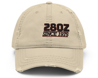 Könnte beinhalten: Beige Baseball Cap mit dem Text "280Z SINCE 1975" in Schwarz und Rot gestickt. Die Kappe hat einen Used-Look mit ausgefransten Kanten.