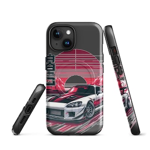 Puede incluir: Funda negra para iPhone con un diseño de coche deportivo blanco y rojo y texto japonés. La funda tiene un acabado mate y un diseño envolvente. El coche está sobre un fondo rojo y blanco con un tema de puesta o salida de sol.
