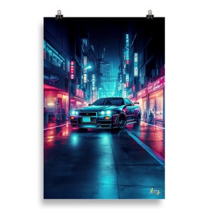 Puede incluir: Un póster que presenta un coche deportivo negro en una ciudad iluminada con neón por la noche. La obra de arte tiene una estética futurista y cyberpunk con vibrantes azules, rosas y púrpuras. El coche está centrado en una calle mojada, reflejando las luces de la ciudad.