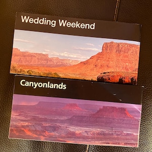 Może przedstawiać: Dwie prostokątne karty ze zdjęciami krajobrazów. Na górnej karcie widnieje napis "Wedding Weekend" nad sceną pustynnego kanionu. Na dolnej karcie napis "Canyonlands" nad fioletowo-czerwonym widokiem kanionu.