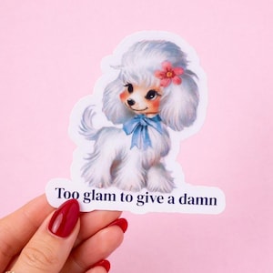 面白いヴィンテージプードルステッカー｜Too Glam to Give a Damn｜面白いミームステッカー｜プードル好きへのギフト｜友達へのギフト