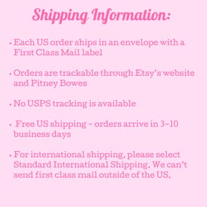Puede incluir: Fondo rosa con el texto "Shipping Information:" en cursiva. Vi&ntilde;etas detallan los detalles de env&iacute;o, incluyendo pedidos de EE. UU. en sobres con etiquetas de correo de primera clase, seguimiento a trav&eacute;s de Etsy y Pitney Bowes, y env&iacute;o gratuito en EE. UU. en 3-10 d&iacute;as h&aacute;biles.