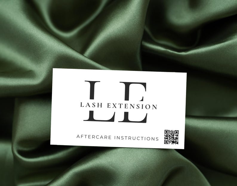 Puede incluir: Una tarjeta de visita blanca con texto negro que dice "LE Lash Extension" e "Instrucciones de cuidado posterior". Un c&oacute;digo QR en blanco y negro se encuentra en la esquina inferior derecha.