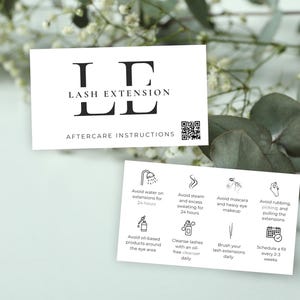 Puede incluir: Una tarjeta de instrucciones en blanco y negro para extensiones de pesta&ntilde;as. La tarjeta tiene un c&oacute;digo QR y el texto "LASH EXTENSION AFTERCARE INSTRUCTIONS". La tarjeta enumera las instrucciones para el cuidado de las extensiones de pesta&ntilde;as, incluyendo evitar el agua, el vapor, los productos a base de aceite y el maquillaje pesado para los ojos. Tambi&eacute;n recomienda cepillar las pesta&ntilde;as diariamente y programar un relleno cada 2-3 semanas.