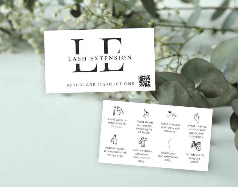 Puede incluir: Una tarjeta de instrucciones en blanco y negro para extensiones de pesta&ntilde;as. La tarjeta tiene un c&oacute;digo QR y el texto "LASH EXTENSION AFTERCARE INSTRUCTIONS". La tarjeta enumera las instrucciones para el cuidado de las extensiones de pesta&ntilde;as, incluyendo evitar el agua, el vapor, los productos a base de aceite y el maquillaje pesado para los ojos. Tambi&eacute;n recomienda cepillar las pesta&ntilde;as diariamente y programar un relleno cada 2-3 semanas.