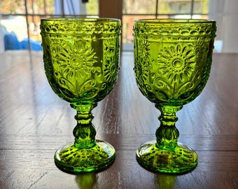 Set vintage di 2 calici in vetro pressato verde Vero China.