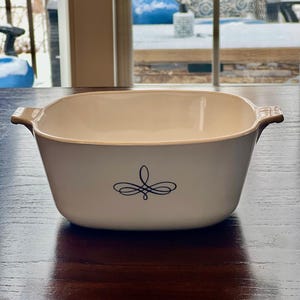 Vintage Corning Ware Trefoil 2.5 QT Casserole Dish circa 1960&#39;s