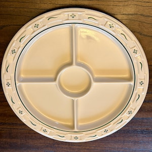 Puede incluir: Plato para servir dividido de color crema con un pozo central circular y cuatro compartimentos en forma de tarta. El borde presenta un borde verde con diseños florales y líneas curvas. Una pieza práctica y decorativa.