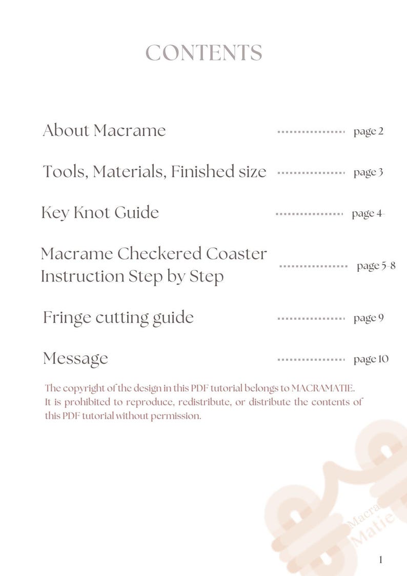 Puede incluir: Una p&aacute;gina de un tutorial de macram&eacute; con el t&iacute;tulo "CONTENTS" en la parte superior. El contenido incluye secciones sobre conceptos b&aacute;sicos de macram&eacute;, herramientas, gu&iacute;as de nudos y un proyecto de posavasos a cuadros. La parte inferior de la p&aacute;gina tiene un aviso de derechos de autor.