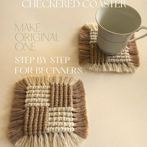 Puede incluir: Dos posavasos de macram&eacute; en beige y marr&oacute;n con un dise&ntilde;o a cuadros, uno con una taza de t&eacute; encima. Los posavasos tienen un borde con flecos. El texto de la imagen dice "Bohemian style MACRAME CHECKERED COASTER" y "MAKE ORIGINAL ONE STEP BY STEP FOR BEGINNERS".