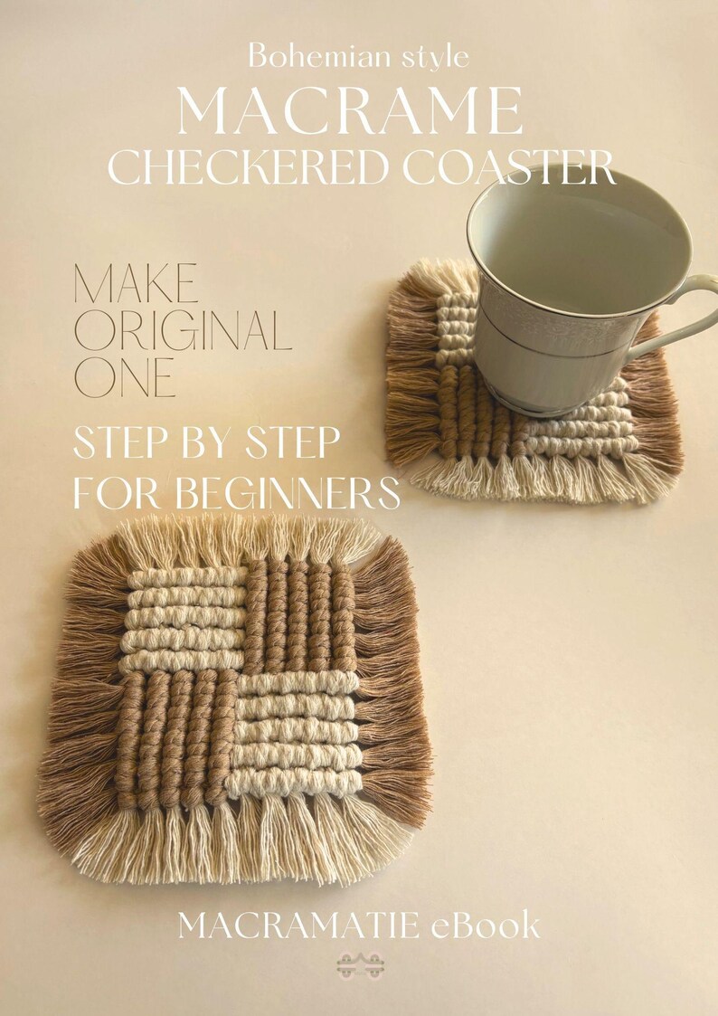 Puede incluir: Dos posavasos de macram&eacute; en beige y marr&oacute;n con un dise&ntilde;o a cuadros, uno con una taza de t&eacute; encima. Los posavasos tienen un borde con flecos. El texto de la imagen dice "Bohemian style MACRAME CHECKERED COASTER" y "MAKE ORIGINAL ONE STEP BY STEP FOR BEGINNERS".