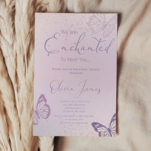 Op de afbeelding: Een roze en paarse babyshower-uitnodiging met een gouden glitterachtergrond. De uitnodiging bevat de tekst "We are Enchanted To Meet You..." en vlinders. De uitnodiging bevat ook de naam "Olivia James" en details voor de babyshower.