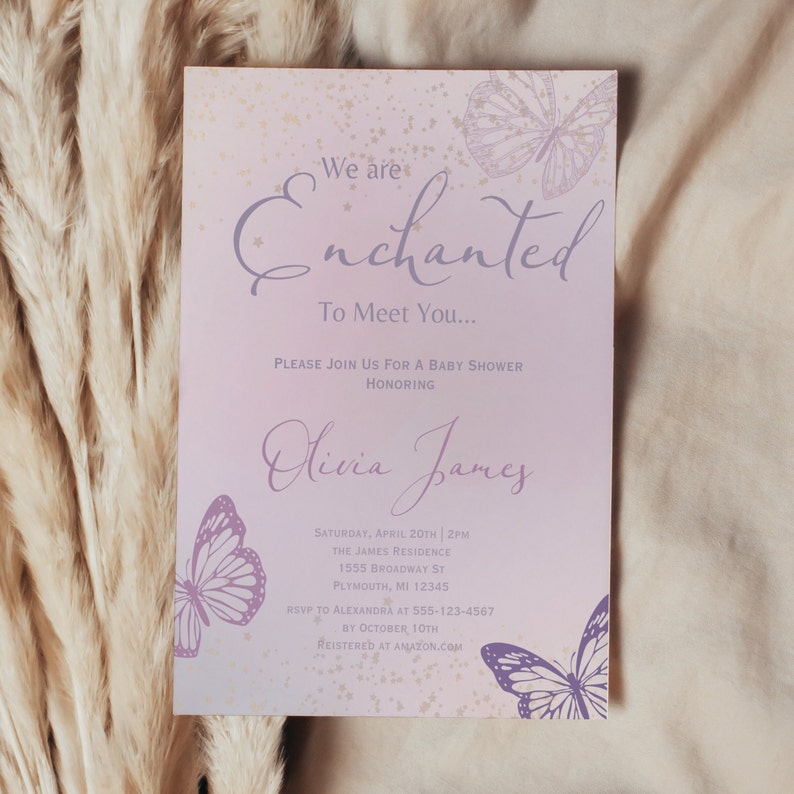 Op de afbeelding: Een roze en paarse babyshower-uitnodiging met een gouden glitterachtergrond. De uitnodiging bevat de tekst "We are Enchanted To Meet You..." en vlinders. De uitnodiging bevat ook de naam "Olivia James" en details voor de babyshower.