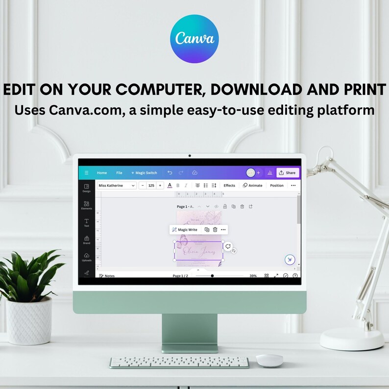 Op de afbeelding: Een computerscherm dat de Canva-website weergeeft, met een ontwerp met de tekst "Elma Jones" in paarse letters. Het ontwerp is op een roze en witte achtergrond met vlinders. Het scherm staat op een wit bureau met een plant en een lamp.