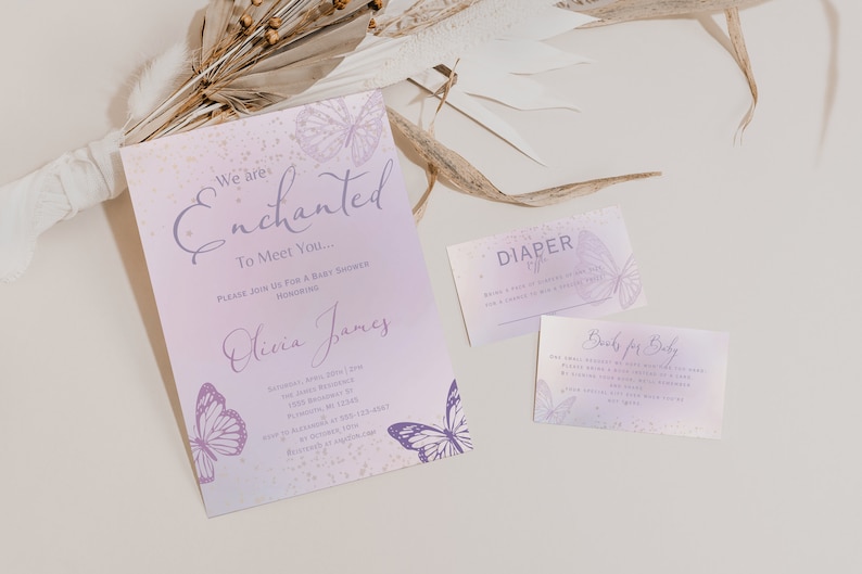 Op de afbeelding: Paarse en gouden babyborrel uitnodiging met een vlinderontwerp. De uitnodiging luidt "We are Enchanted to Meet You..." en bevat de tekst "Please join us for a baby shower honoring Olivia James".