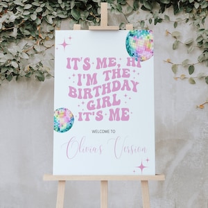 Panneau de bienvenue C&#39;est moi, salut, je suis la fille qui fête son anniversaire, panneau de bienvenue anniversaire T Swift, panneau de fête de bienvenue, panneau de fête de la tournée The Eras, modèle, 012