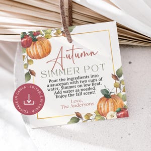 Op de afbeelding: Een vierkant wit label met een bruin touwtje, voorzien van aquarelillustraties van pompoenen, appels en herfstbladeren. De tekst luidt: Autumn SIMMER POT. Pour the ingredients into a saucepan with two cups of water. Simmer on low heat. Add water as needed. Enjoy the fall scent! Love, The Andersons.