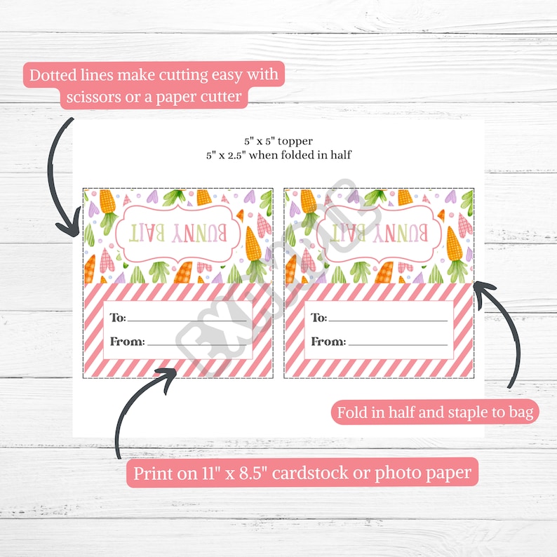 Puede incluir: Topper para bolsa de regalo de Pascua imprimible con un fondo a rayas rosa y blanco y un patr&oacute;n de zanahorias y conejos. El topper dice "Bunny Bail" y tiene espacio para escribir "Para:" y "De:". El topper mide 12,7 cm por 12,7 cm y se dobla por la mitad para medir 12,7 cm por 6,35 cm. Las instrucciones dicen que se imprima en cartulina o papel fotogr&aacute;fico de 27,9 cm por 21,6 cm.