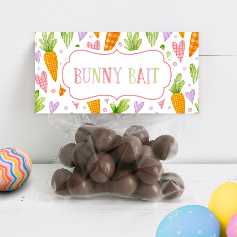 Puede incluir: Una etiqueta blanca imprimible con un borde rosa y verde y un patr&oacute;n de dibujos animados de zanahorias y corazones. La etiqueta dice "Bunny Bait" en letras rosas y verdes.