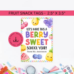 Puede incluir: Una colorida etiqueta de snacks de frutas con el texto "LET'S MAKE THIS A BERRY SWEET SCHOOL YEAR!" y el texto "FROM MS. ANDERSON". La etiqueta mide 6,35 cm x 8,89 cm y presenta ilustraciones de varias frutas.
