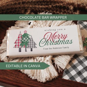 Könnte beinhalten: Eine Schokoladenriegelverpackung mit Weihnachtsmotiv. Sie zeigt drei Weihnachtsbäume mit rot, grün und grau karierten Mustern. Der Text "Merry Christmas" ist in roter und grüner Schrift geschrieben, darunter "From the Anderson Family".