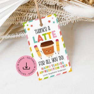 Puede incluir: Un juego de tres tazas de cerámica con un acabado mate moteado. Las tazas son en tonos crema, gris claro y gris oscuro. Cada taza tiene un diseño simple y minimalista y un asa redondeada.