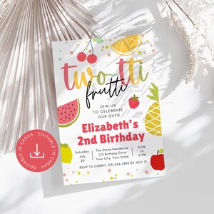 Op de afbeelding: Een kleurrijke uitnodiging voor een 2e verjaardagsfeest met een fruitthema. De uitnodiging bevat de tekst "two frutti" in een speels lettertype, samen met illustraties van verschillende vruchten, waaronder watermeloen, aardbeien, citroenen en ananas. De uitnodiging bevat ook de naam van de jarige, Elizabeth, en de datum en tijd van het feest. De tekst "RSVP to Cheryl 123-456-7890 by July 12" staat onderaan de uitnodiging.