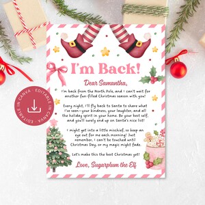 Puede incluir: Una carta navideña rectangular con bordes a rayas rojas y blancas, piernas de elfo con medias a rayas rojas y blancas con zapatos rojos, un lazo rosa, un árbol de Navidad verde y una taza de cacao. El texto dice I'm Back! Dear Samantha, y Love, Sugarplum the Elf.