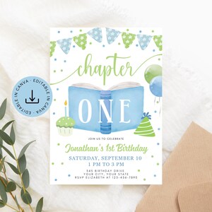 Puede incluir: Invitación editable para la fiesta de primer cumpleaños con un libro azul y las palabras "capítulo uno" en verde. La invitación tiene un esquema de color azul, verde y blanco con un libro, una magdalena y un gorro de fiesta.