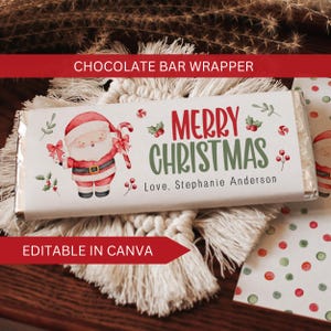 Peut inclure: Emballage de barre chocolatée blanche avec une illustration de Père Noël tenant un cadeau et une canne en bonbon. Le texte "MERRY CHRISTMAS" est en rouge et vert, avec "Love, Stephanie Anderson". Les mots "CHOCOLATE BAR WRAPPER" et "EDITABLE IN CANVA" sont également visibles.