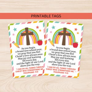 Puede incluir: Dos etiquetas rectangulares imprimibles con un arcoíris, una cruz marrón, un lápiz amarillo y una manzana roja. El texto dice: As you begin a brand new school year, we pray that you feel Christ's love always near. I CAN DO ALL THINGS THROUGH CHRIST WHO STRENGTHENS ME. - PHILIPPIANS 4:13.