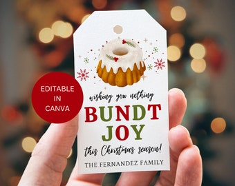 Pode incluir: Uma etiqueta de presente branca com uma ilustração vermelha, verde e branca de um bolo bundt. O texto na etiqueta diz "wishing you nothing but BUNDT JOY this Christmas season! THE FERNANDEZ FAMILY".