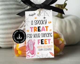Puede incluir: Una bolsa transparente llena de caramelos de maíz, atada con un lazo negro y una etiqueta de Halloween. La etiqueta dice "A Spooky Treat for Your Dancing Feet" con una ilustración de zapatillas de ballet. Incluye el texto "Happy Halloween! From Stephanie."