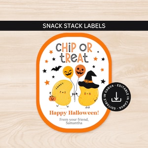 Puede incluir: Una etiqueta rectangular para snacks con esquinas redondeadas y un borde naranja. La etiqueta blanca presenta el texto CHIP OR TREAT, Happy Halloween! y From your friend, Samantha. Muestra dos chips amarillos, globos y un murciélago.